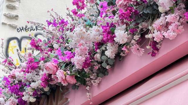 2024年秋、フランス・パリへ行ってきた①カフェの屋根の花たち